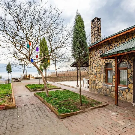 Charming On The Shore Of Sapanca *